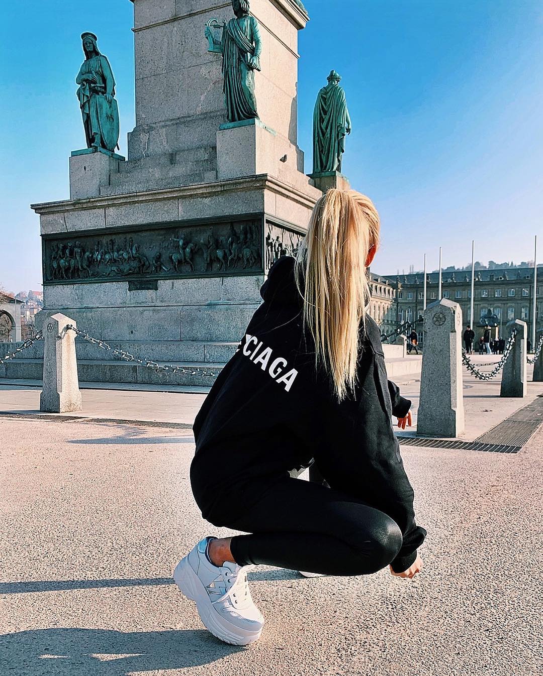 All Black Sporty Outfit With White Sneakers For Spring 2023